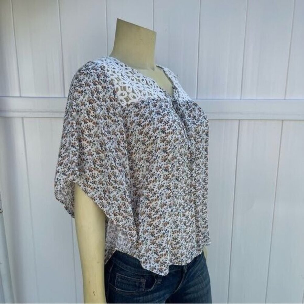Floral Blouse with Crochet Details at Neckline Loose Fit Comfortable Size S - Picture 2 of 13